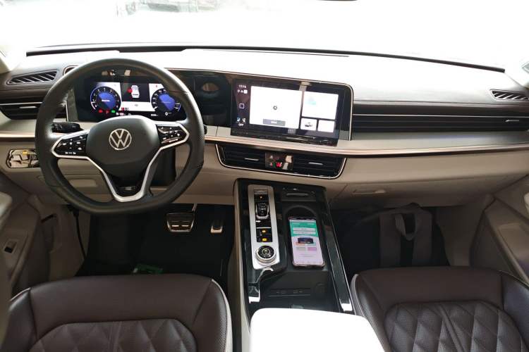 Used Volkswagen Tavendor 2023 380TSI All-Wheel Drive R-Line Journey Edition Center Console