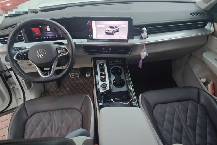Used Volkswagen Tavendor 2023 380TSI All-Wheel Drive R-Line Journey Edition Center Console