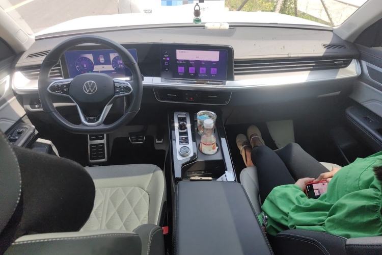Used Volkswagen Tavendor 2023 380TSI Four-Wheel Drive R-Line Cruise Edition Center Console