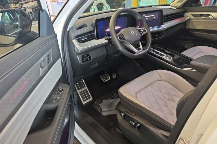 Used Volkswagen Tavendor 2023 380TSI Four-Wheel Drive R-Line First Edition Driver Seat