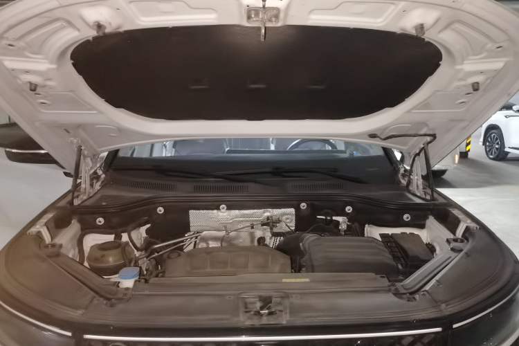 Used Volkswagen Tavendor 2023 380TSI All-Wheel Drive R-Line Journey Edition Engine Bay