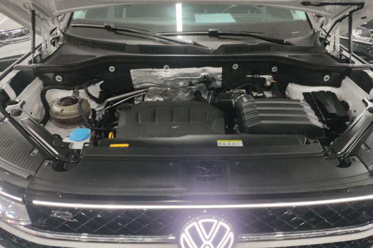 Used Volkswagen Tavendor 2023 380TSI All-Wheel Drive R-Line Journey Edition Engine Bay
