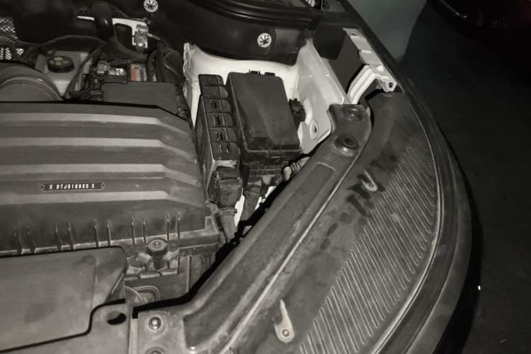Used Volkswagen Tavendor 2023 380TSI Four-Wheel Drive R-Line First Edition Engine Bay Left