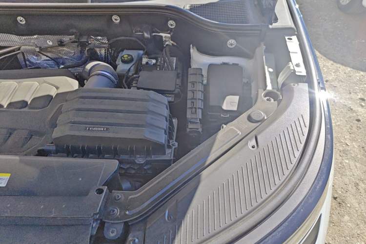 Used Volkswagen Tavendor 2023 380TSI Four-Wheel Drive R-Line Cruise Edition Engine Bay Left