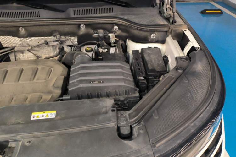 Used Volkswagen Tavendor 2023 380TSI Four-Wheel Drive R-Line Cruise Edition Engine Bay Left