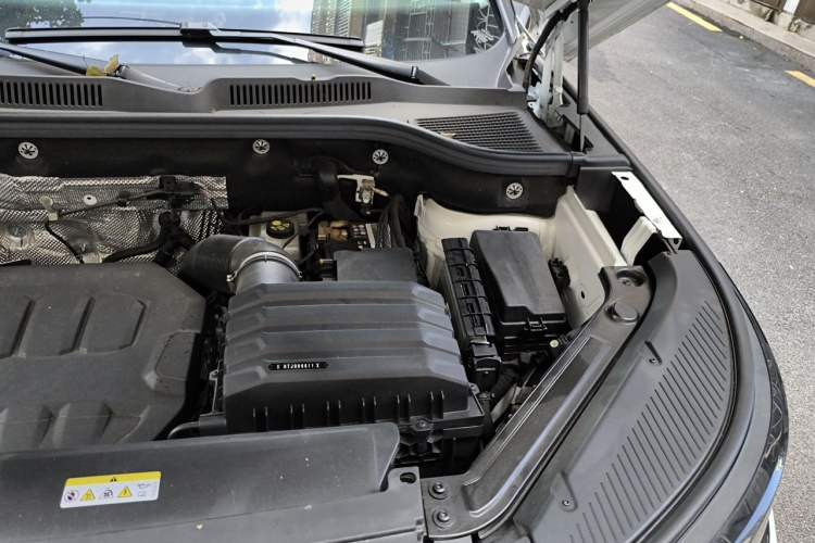 Used Volkswagen Tavendor 2023 380TSI Four-Wheel Drive R-Line Cruise Edition Engine Bay Left
