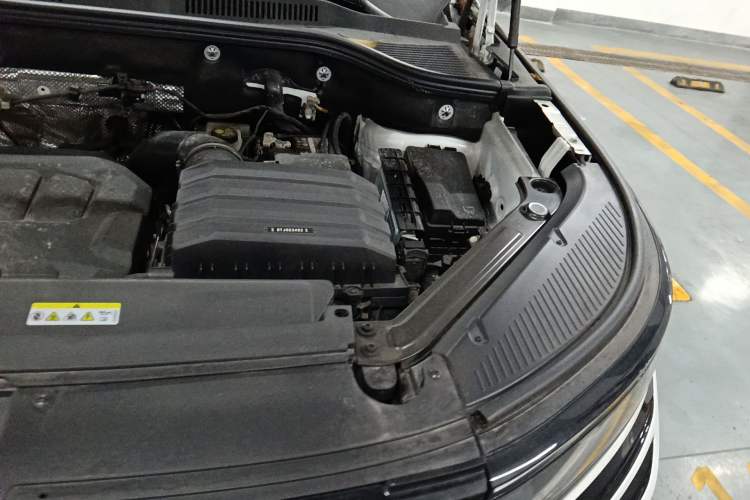 Used Volkswagen Tavendor 2023 380TSI Four-Wheel Drive R-Line Cruise Edition Engine Bay Left