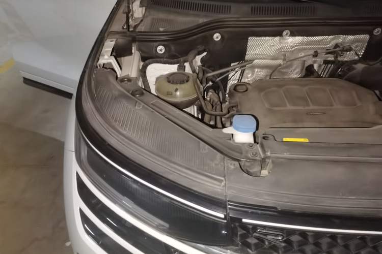 Used Volkswagen Tavendor 2023 380TSI All-Wheel Drive R-Line Journey Edition Engine Bay Right