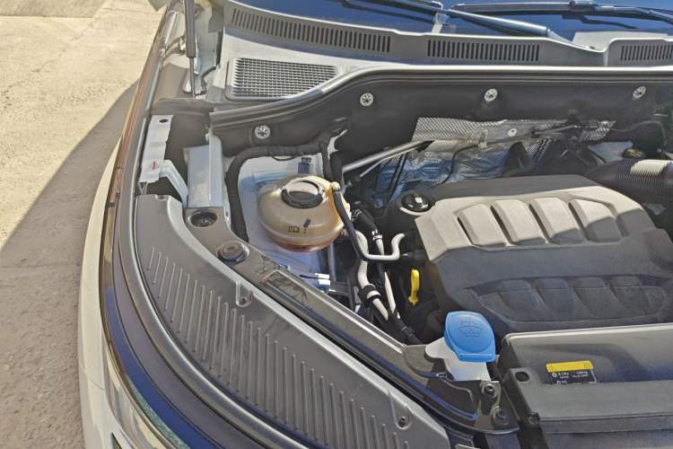 Used Volkswagen Tavendor 2023 380TSI Four-Wheel Drive R-Line Cruise Edition Engine Bay Right
