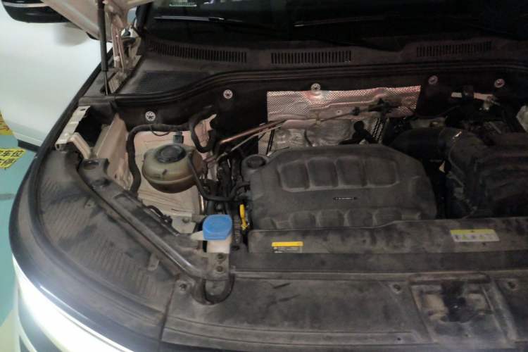 Used Volkswagen Tavendor 2023 380TSI Four-Wheel Drive R-Line First Edition Engine Bay Right