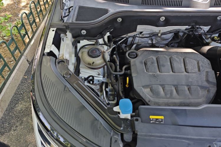 Used Volkswagen Tavendor 2023 330TSI Luxury Touring Edition Engine Bay Right