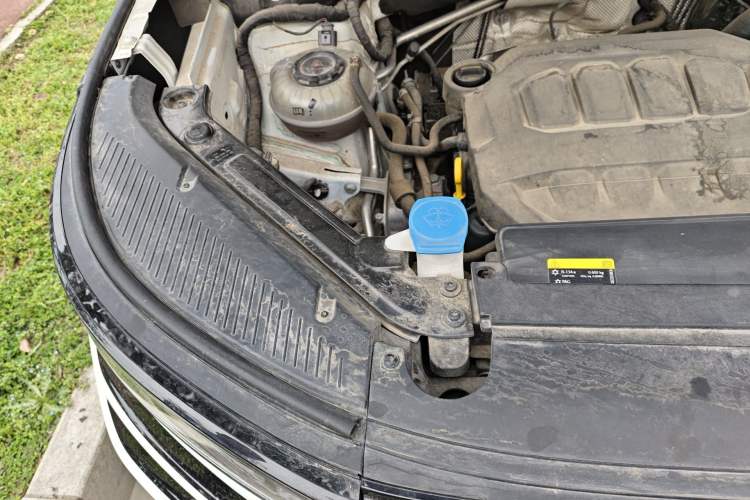 Used Volkswagen Tavendor 2023 380TSI Four-Wheel Drive R-Line Cruise Edition Engine Bay Right