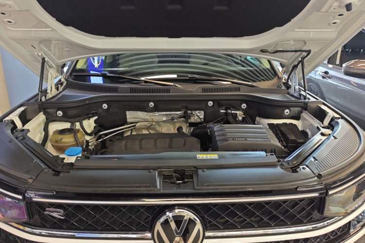Used Volkswagen Tavendor 2023 380TSI Four-Wheel Drive R-Line First Edition Engine Bay