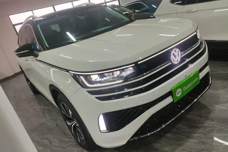 Used Volkswagen Tavendor 2023 380TSI All-Wheel Drive R-Line Journey Edition Front Right 45 Deg