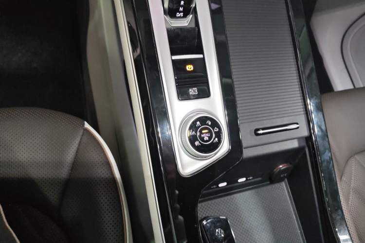 Used Volkswagen Tavendor 2023 380TSI Four-Wheel Drive R-Line First Edition Gear Lever