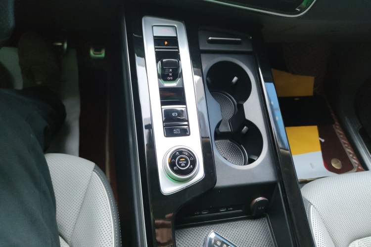 Used Volkswagen Tavendor 2023 380TSI Four-Wheel Drive R-Line First Edition Gear Lever