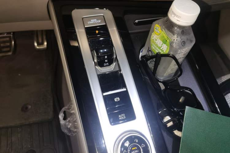 Used Volkswagen Tavendor 2023 380TSI All-Wheel Drive R-Line Journey Edition Gear Lever