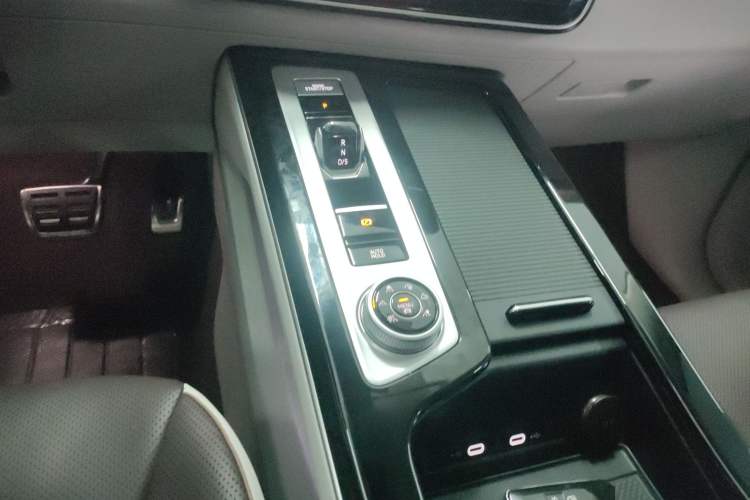 Used Volkswagen Tavendor 2023 380TSI All-Wheel Drive R-Line Journey Edition Gear Lever
