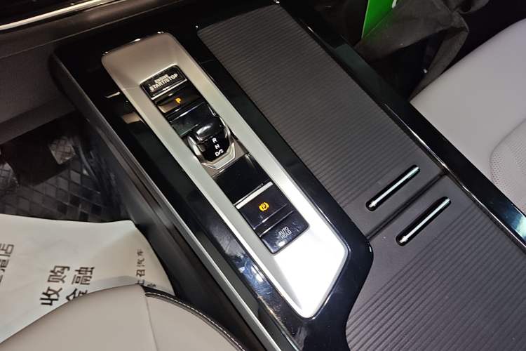 Used Volkswagen Tavendor 2023 330TSI Luxury Touring Edition Gear Lever