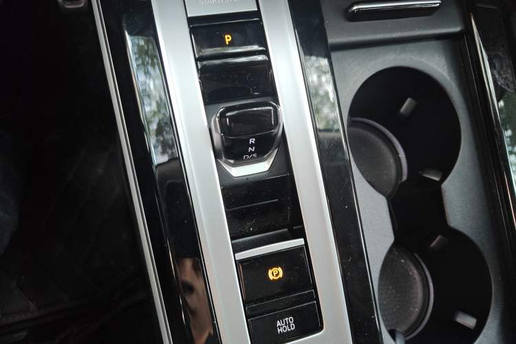 Used Volkswagen Tavendor 2023 380TSI All-Wheel Drive R-Line Journey Edition Gear Lever