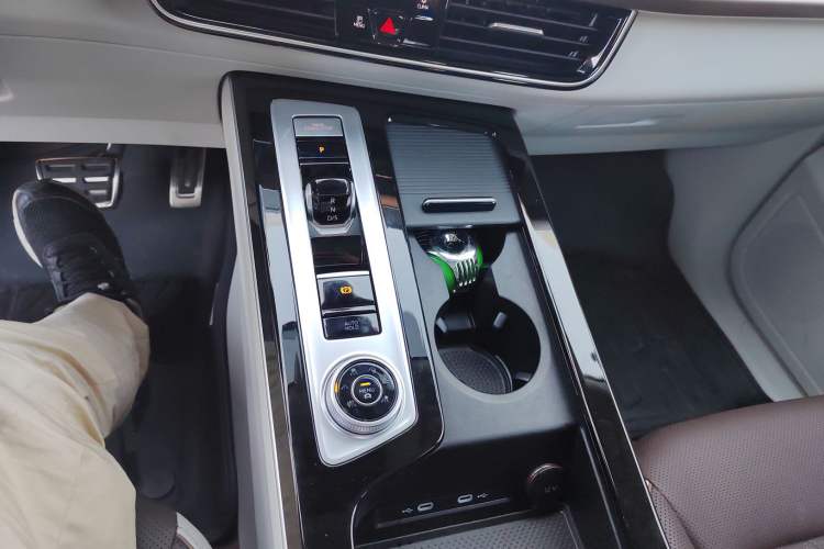 Used Volkswagen Tavendor 2023 380TSI All-Wheel Drive R-Line Journey Edition Gear Lever