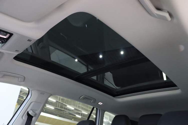 Used Volkswagen Tavendor 2023 330TSI Luxury Touring Edition Headliner