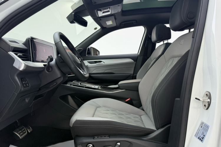 Used Volkswagen Tavendor 2023 380TSI All-Wheel Drive R-Line Journey Edition Interior 2