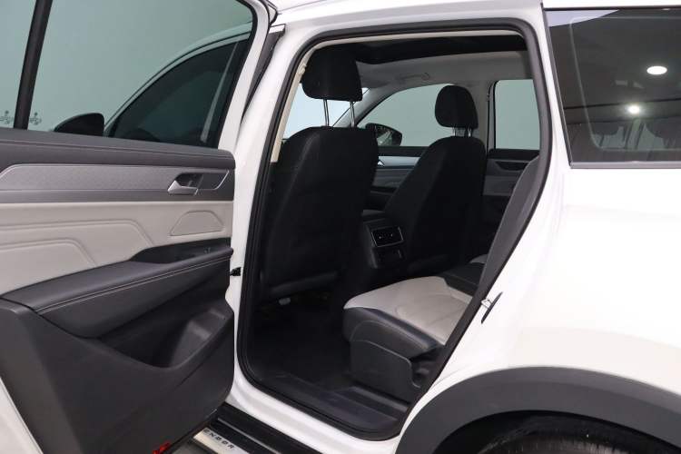 Used Volkswagen Tavendor 2023 330TSI Luxury Touring Edition Interior 2