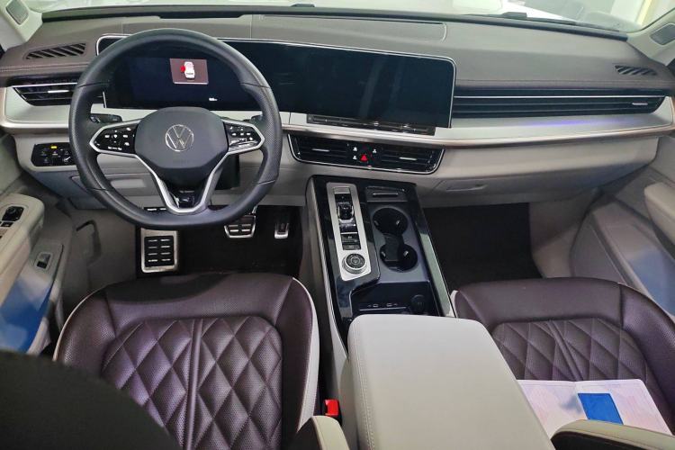 Used Volkswagen Tavendor 2023 380TSI All-Wheel Drive R-Line Journey Edition Interior 2