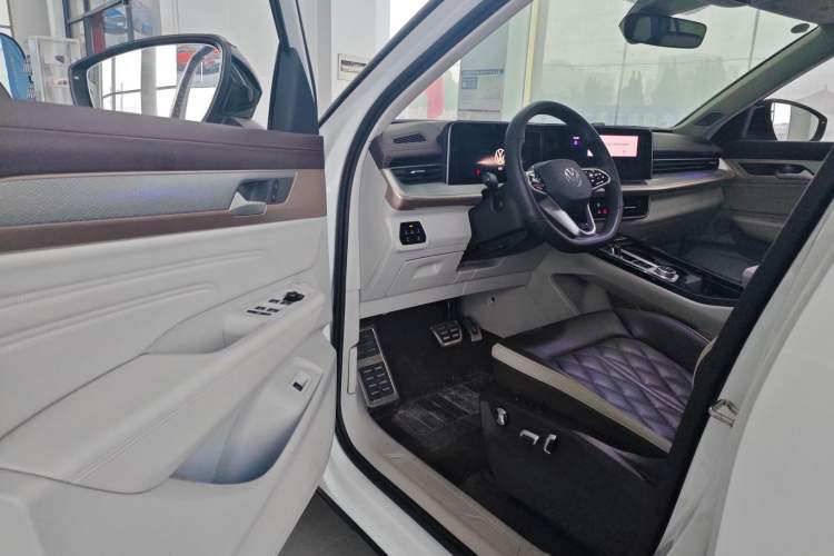 Used Volkswagen Tavendor 2023 380TSI All-Wheel Drive R-Line Journey Edition Interior 3