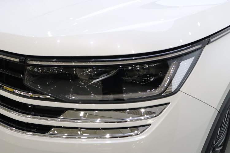 Used Volkswagen Tavendor 2023 330TSI Luxury Touring Edition Left Front Headlight