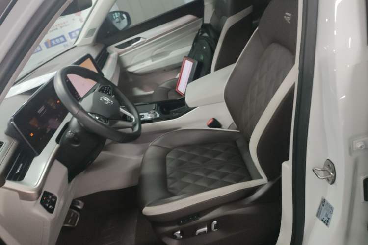 Used Volkswagen Tavendor 2023 380TSI All-Wheel Drive R-Line Journey Edition Left Front Seat