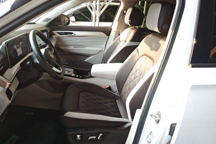Used Volkswagen Tavendor 2023 380TSI All-Wheel Drive R-Line Journey Edition Left Front Seat