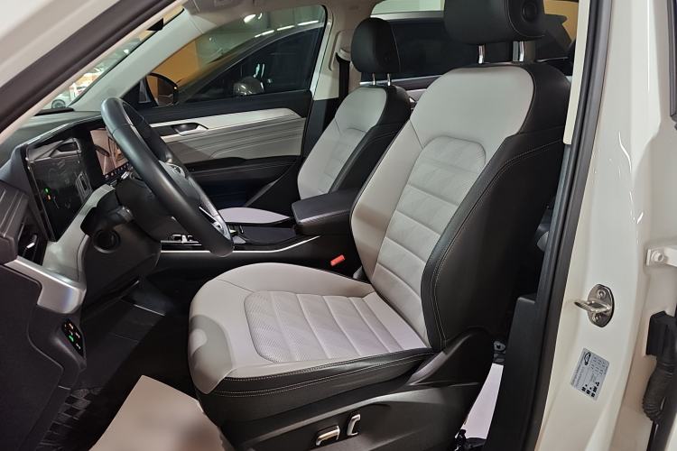Used Volkswagen Tavendor 2023 330TSI Luxury Touring Edition Left Front Seat
