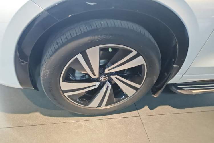 Used Volkswagen Tavendor 2023 380TSI Four-Wheel Drive R-Line Cruise Edition Left Front Wheel Hub