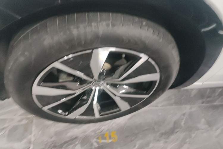 Used Volkswagen Tavendor 2023 380TSI All-Wheel Drive R-Line Journey Edition Left Front Wheel Hub