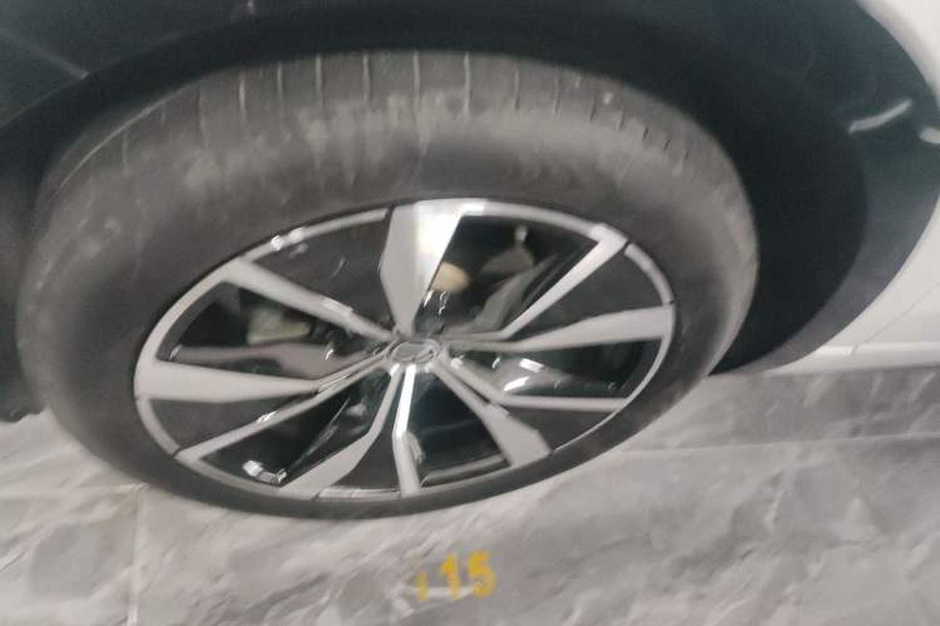 Used Volkswagen Tavendor 2023 380TSI All-Wheel Drive R-Line Journey Edition Left Front Wheel Hub