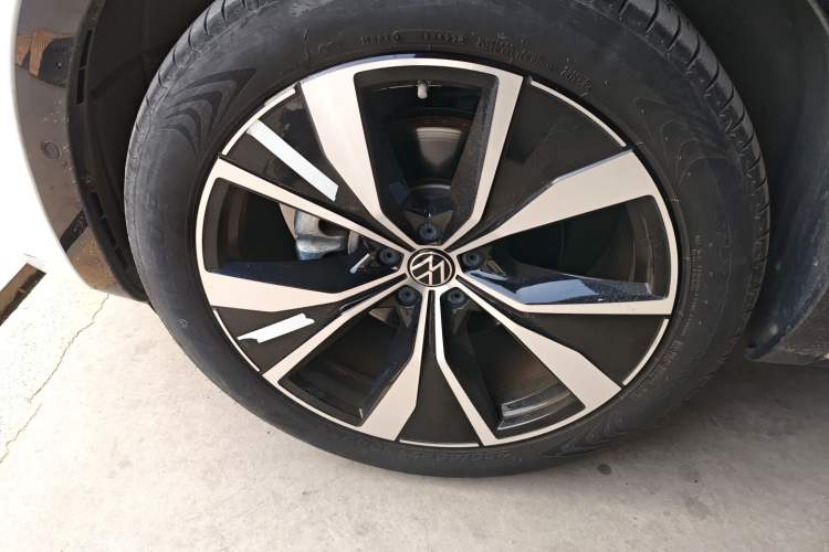 Used Volkswagen Tavendor 2023 380TSI All-Wheel Drive R-Line Journey Edition Left Front Wheel Hub