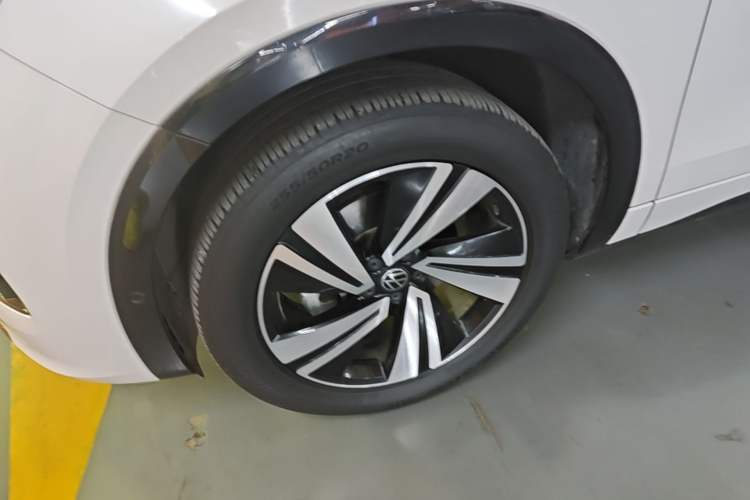 Used Volkswagen Tavendor 2023 380TSI Four-Wheel Drive R-Line Cruise Edition Left Front Wheel Hub