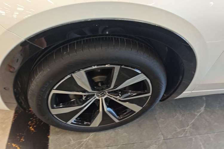 Used Volkswagen Tavendor 2023 380TSI Four-Wheel Drive R-Line First Edition Left Front Wheel Hub