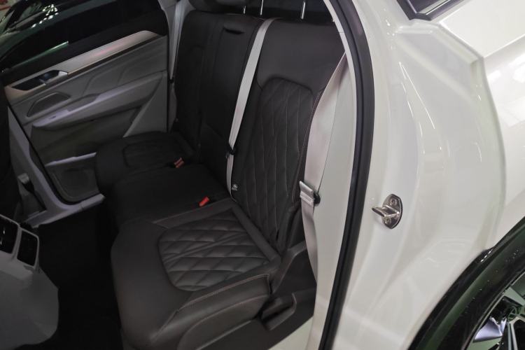 Used Volkswagen Tavendor 2023 380TSI Four-Wheel Drive R-Line First Edition Left Rear Seat