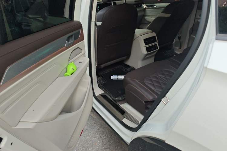 Used Volkswagen Tavendor 2023 380TSI All-Wheel Drive R-Line Journey Edition Left Rear Seat