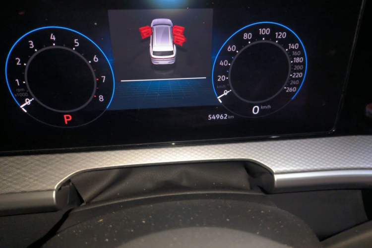 Used Volkswagen Tavendor 2023 380TSI Four-Wheel Drive R-Line First Edition Odometer Close Up