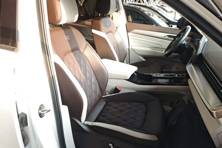 Used Volkswagen Tavendor 2023 380TSI All-Wheel Drive R-Line Journey Edition Right Front Seat