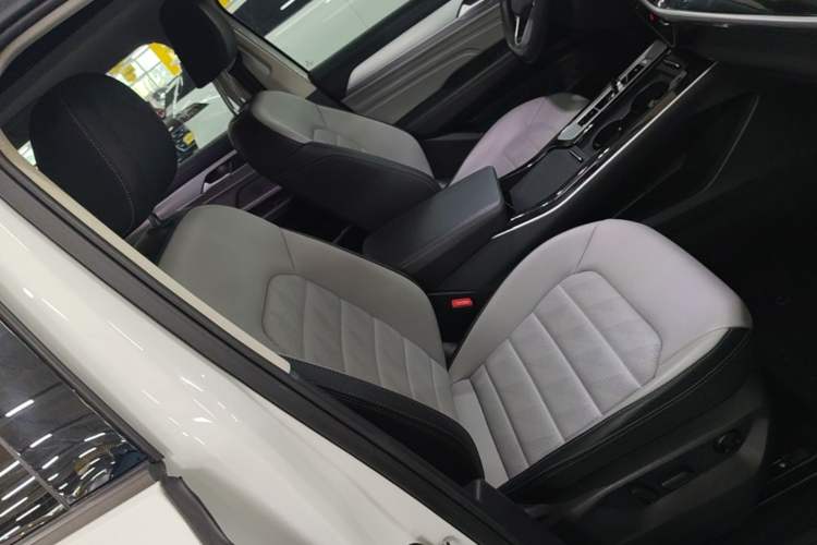 Used Volkswagen Tavendor 2023 330TSI Luxury Touring Edition Right Front Seat