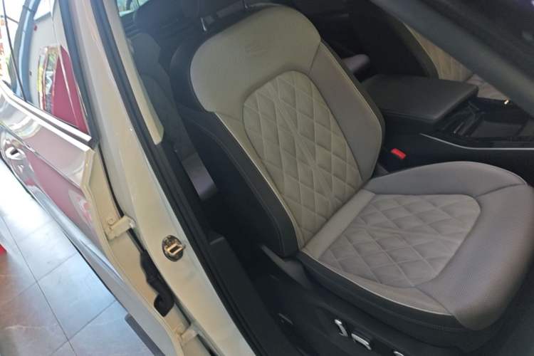 Used Volkswagen Tavendor 2023 380TSI Four-Wheel Drive R-Line First Edition Right Front Seat