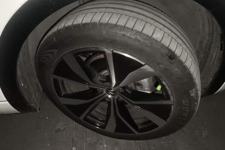 Used Volkswagen Tavendor 2023 380TSI Four-Wheel Drive R-Line First Edition Right Front Wheel Hub