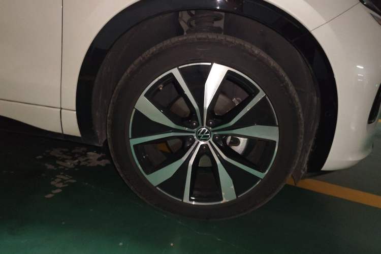 Used Volkswagen Tavendor 2023 380TSI Four-Wheel Drive R-Line Cruise Edition Right Front Wheel Hub