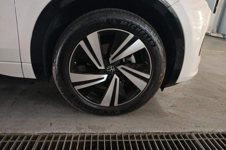 Used Volkswagen Tavendor 2023 380TSI Four-Wheel Drive R-Line Cruise Edition Right Front Wheel Hub