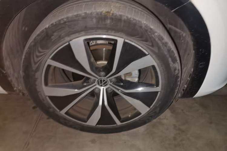 Used Volkswagen Tavendor 2023 380TSI All-Wheel Drive R-Line Journey Edition Right Front Wheel Hub
